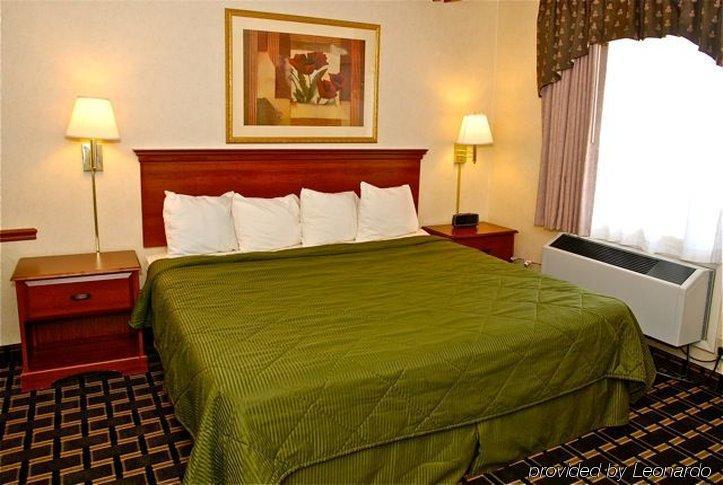 University Manor Inn Buffalo Room photo