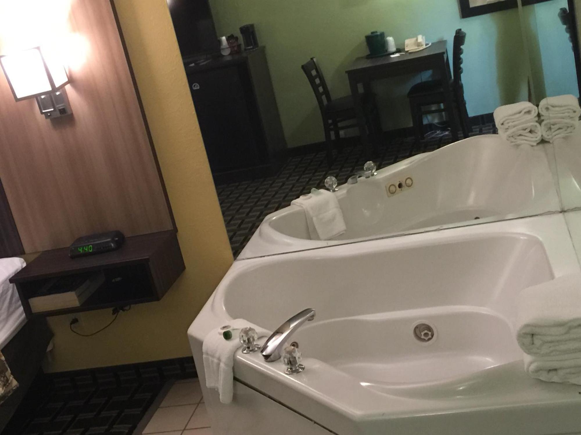 University Manor Inn Buffalo Room photo
