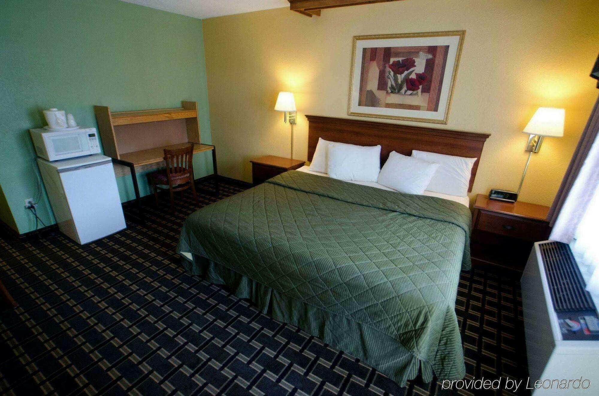 University Manor Inn Buffalo Room photo